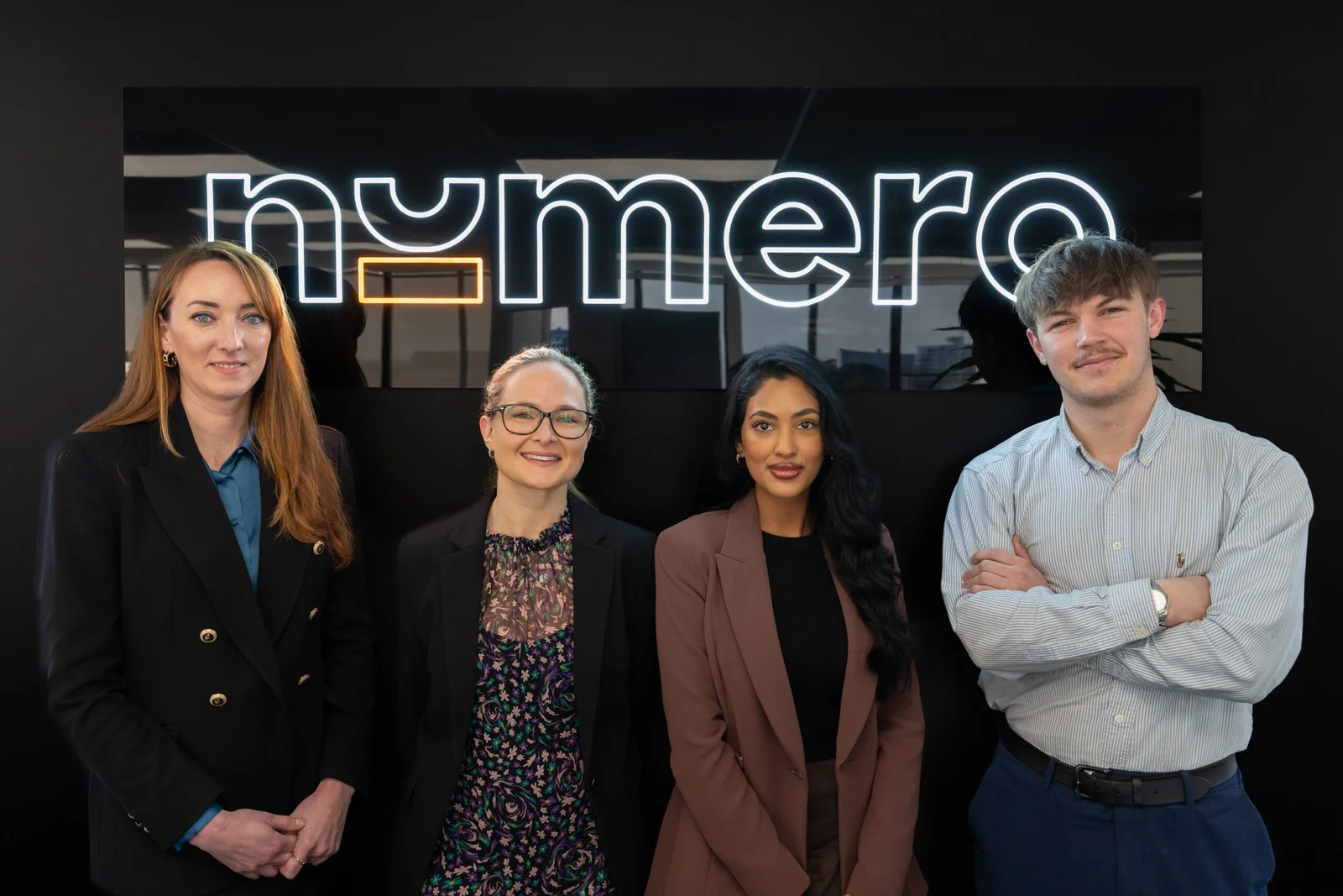 Group of professionals in front of Numero sign